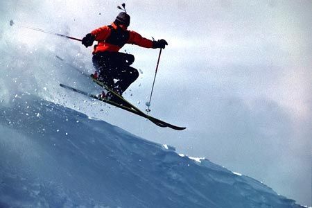 Tρελό ski σε μεγάλη τσουλήθρα θανάτου