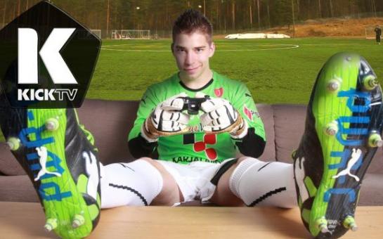 Goalkeeper got some amazing football skills! [video]