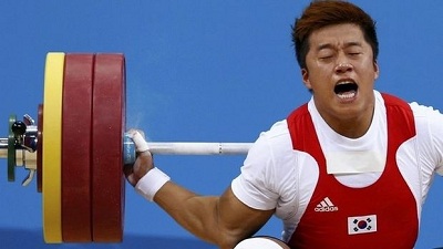 Terrifying injury in Olympic Games for this weightlifter!!