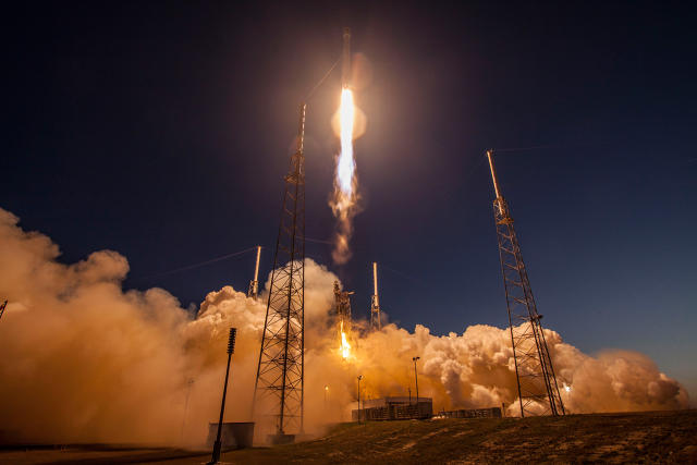SpaceX: Μία προσγείωση πυραύλου που άνοιξε νέους …αεροδιαστημικούς δρόμους (βίντεο)