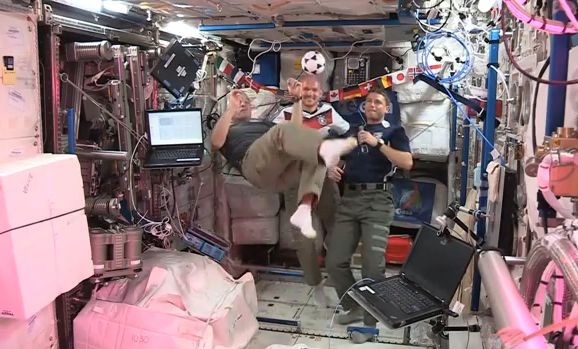Αστροναύτες παίζουν ποδόσφαιρο στο διάστημα ενόψει… Μουντιάλ! [video]