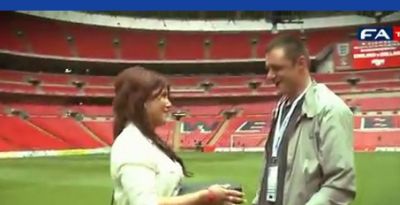 A woman made proposal to a man in a football pitch!!