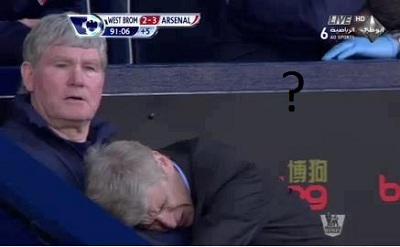 What’s wrong with Wenger and hugs his assistant coach?