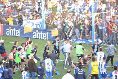 Shocking brawl in a soccer match in Uruguay!!