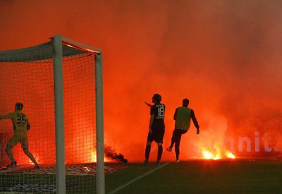 Πανικός στο Dusseldorf από τους οπαδούς!!