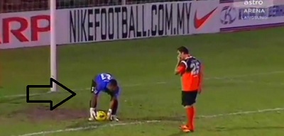 This goalkeepers is champion of goofs…but maybe he should get a free kick!!