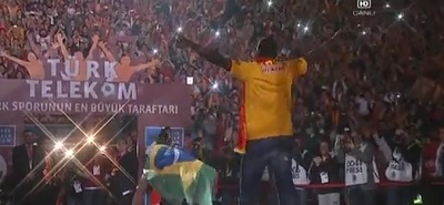 Crazy dance from Eboue and Felipe Melo!!