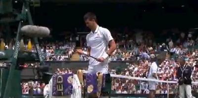Τι κάνει ο Djokovic με μπαστούνι του γκολφ σε κορτ του τένις!