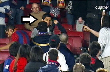 Nobody told but a fan of Real was beaten in Camp Nou!!