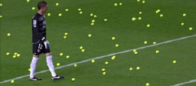 Περίεργη διαμαρτυρία στην Ισπανία με ρίψη από μπαλάκια του τένις!!