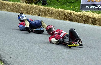 Θαυμάστε το πιο τρελό extreme sport. Το Street Luge!!