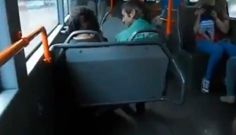 Άνανδρος έδειρε τη γυναίκα του μέσα στο λεωφορείο!