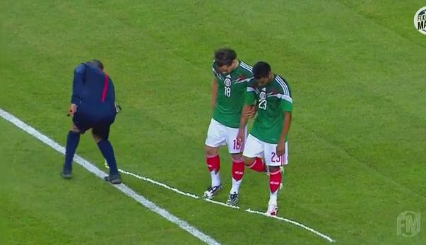 Fail: Ο διαιτητής πέρασε με σπρέι τους παίκτες του Μεξικό! [video]