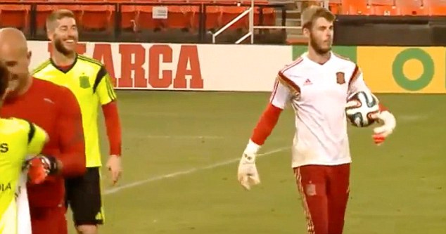 Sergio Ramos scores Panenka penalty at Spain’s training! [video]