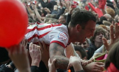 Southampton promoted to the Premier League, the fans went totally insane!