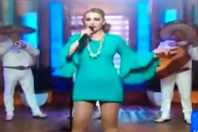 Συνέβη on air: έπεσε η… σερβιέτα γνωστής τραγουδίστριας! (BINTEO)