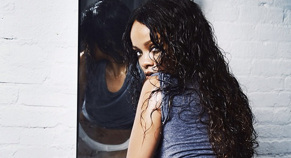 H Rihanna επέστρεψε ΥΓΡΗ και ΓΥΜΝΗ στη νέα της φωτογράφιση