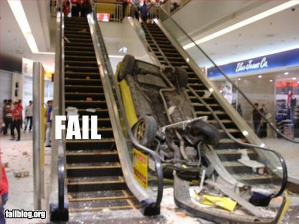 Απίστευτο fail σε κυλιόμενες σκάλες!!!