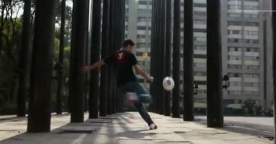 Rafa Marquez is an expert in street football!!