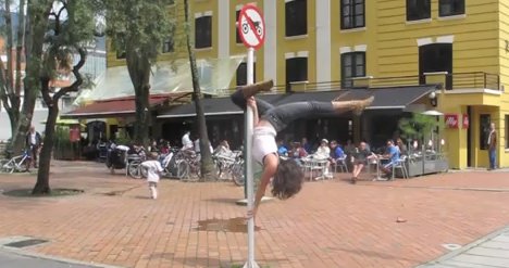 Street pole dancing… Απλά το λατρεύουμε!!!