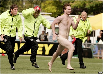 The intruders in the pitch have a lot of fun!!