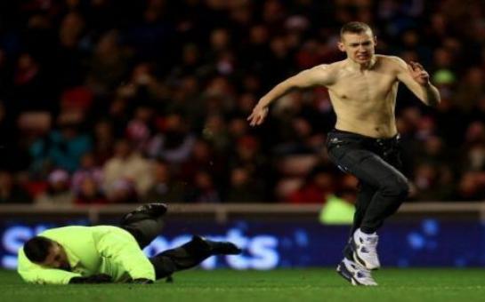 Sunderland Fan invades pitch and trolls Stewards