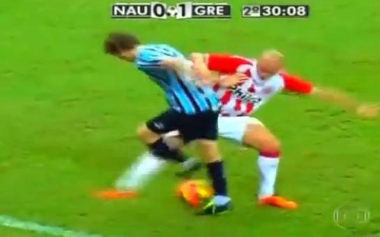 Maxi Rodríguez embarrasses the same opponent 3 times in one dribble!