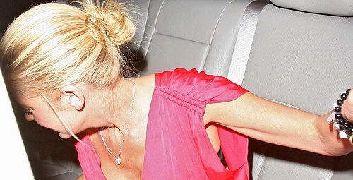 Τελικά είχε κι άλλες φωτογραφίες η Tara Reid που την δείχνουν να βγαίνει από το αυτοκίνητο… αυτήν την φορά πιο… αηδιαστικές.!