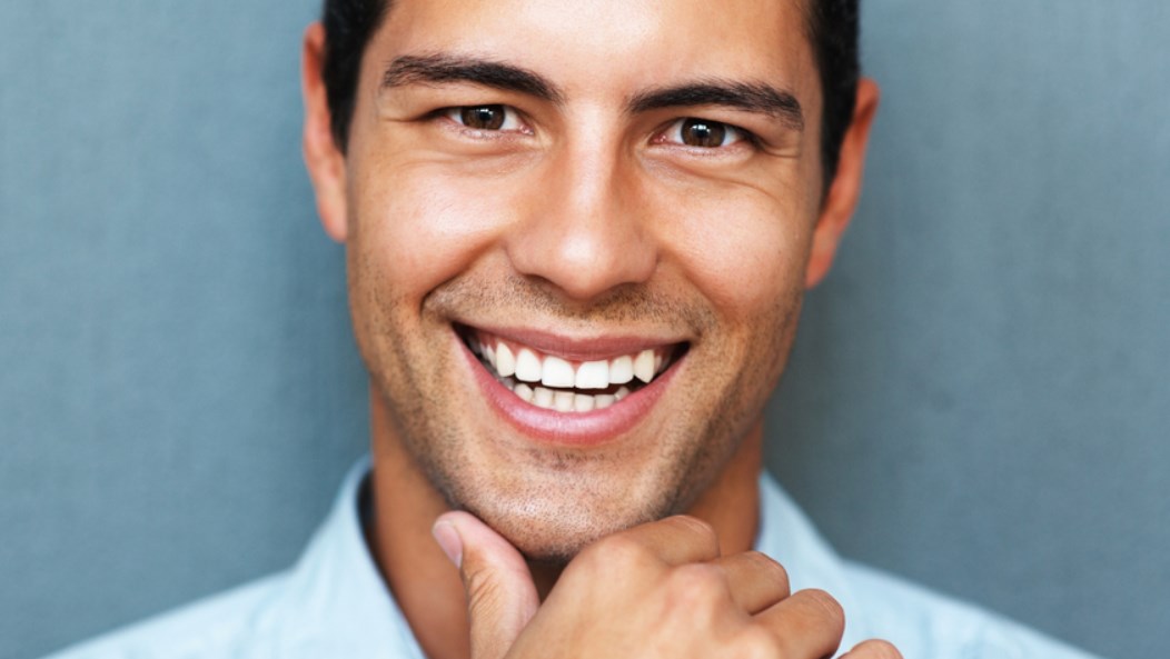 6 Τρόποι για λευκό χαμόγελο χωρίς να χαλάσεις χρόνο και χρήμα στον οδοντίατρο!