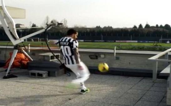 Carlos Tevez scored an amazing goal [vid]