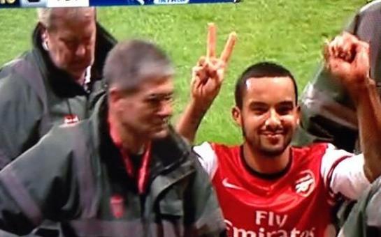 Theo Walcott trolls Spurs as using his fingers to signal 2-0! [Vine]