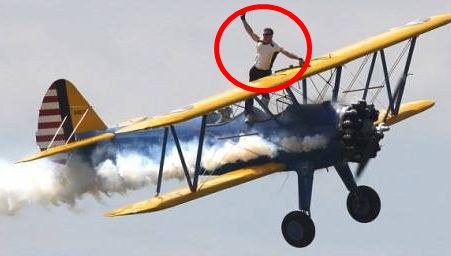 Καρέ-καρέ η αποτυχημένη προσπάθεια του τύπου να πηδήξει από το αεροπλάνο στο ελικόπτερο!