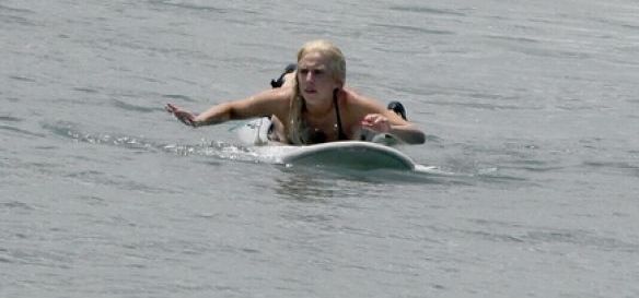 Η Lady Gaga ξέρει και surfing!!!