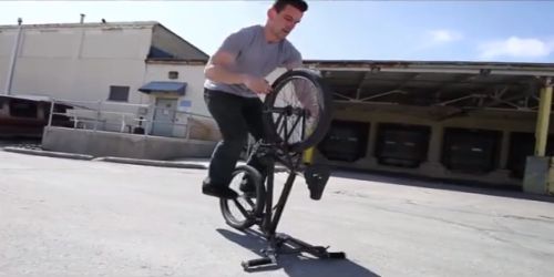 Εντυπωσιακά κόλπα με BMX από τον Tim Knoll