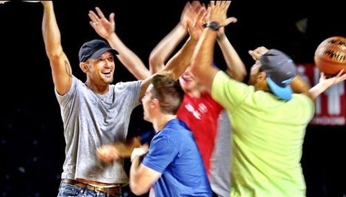 Οι Dude Perfect παίζουν μπάσκετ με τον τραγουδιστή Tim McGraw [vid]