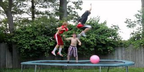 Ok guys, leave the trampoline is not for you (VIDEO)