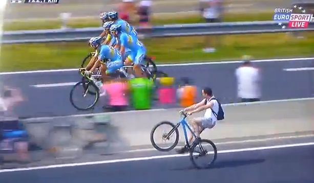 Ο μαγκάκος τρολάρει τους ποδηλάτες του “Tour de France”! [video]