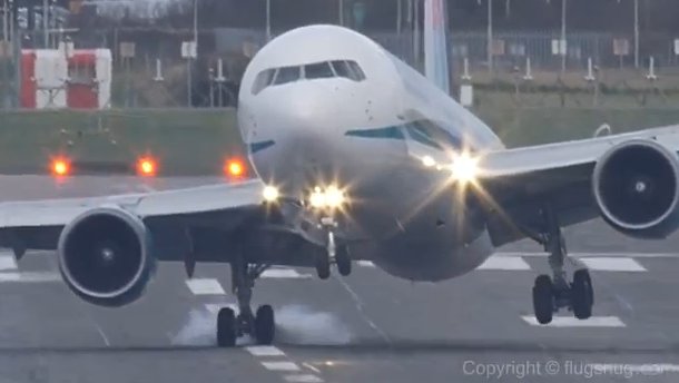 Τρομακτική προσγείωση αεροσκάφους! [video]