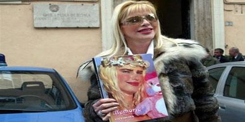 Ίδρυσε κόμμα η γνωστή πορνοστάρ Τσιτσιολίνα!