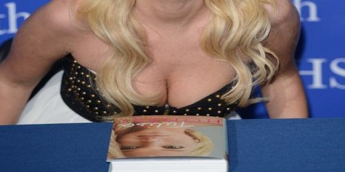 Μας δείχνει το στήθος για να διαφημίσει το… βιβλίο της (ΦΩΤΟ)