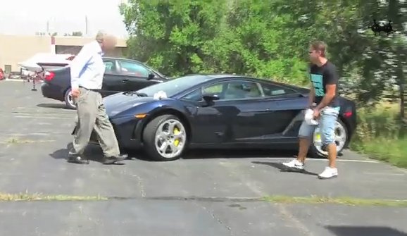 Ποτέ δεν κάνεις πλάκα με μία Lamborghini! [video]