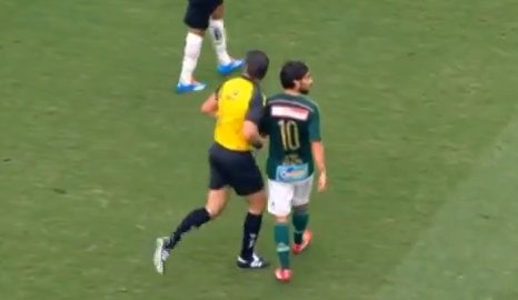 Ποδοσφαιριστής δέχθηκε κεφαλιά από τον διαιτητή! [video]