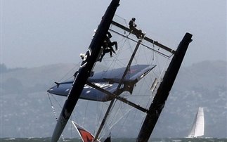 Catamaran αναποδογύρισε στον κόλπο του Σαν Φρανσίσκο!
