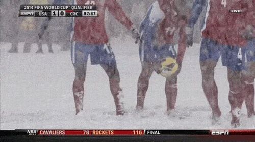Ήρωες όσοι έπαιξαν μπάλα με τέτοια χιονοθύελλα!