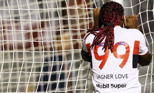 Unbelievable miss by Vagner Love!