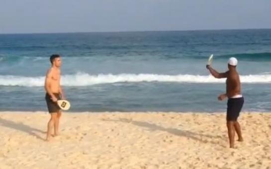 Robin van Persie plays “no look beach tennis” with Kluivert [vid]