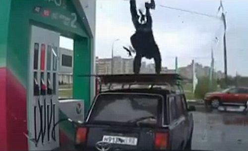Ρώσος βενζινάς χορεύει πάνω σε οροφή αυτοκινήτου!