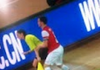 This is a close contact for Vermaelen and this female assistant referee!