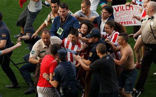 Crazy Fans attack David Villa at Presentation