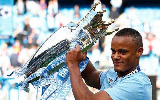 FUNNY Kompany power lifts kit man! [video]